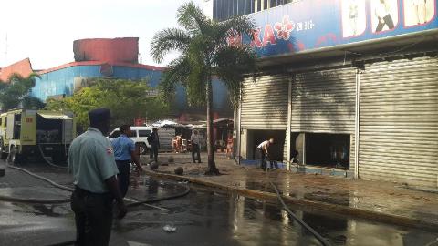 Fuego afecta tienda en avenida Duarte