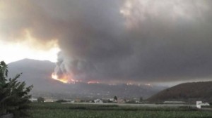 Suman 2.500 evacuados por un incendio forestal en Canarias