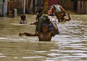 Inundaciones en India causan más de 90 muertos 