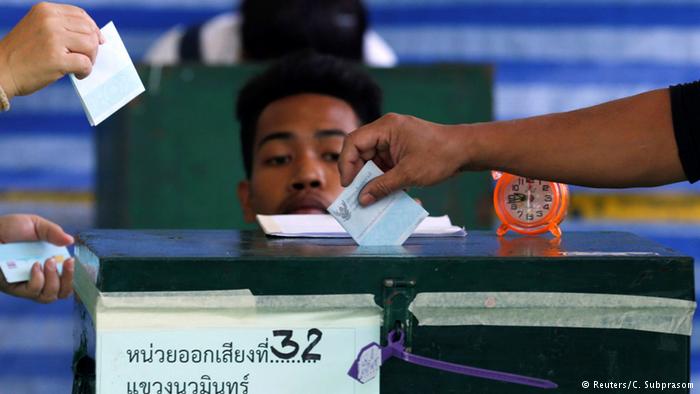 Junta de Tailandia anuncia elecciones en noviembre de 2017