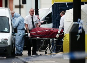 Londres Muere una mujer, 5 heridos en ataque con cuchillo