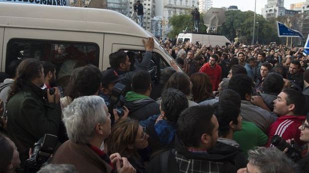 Convocan a marcha opositora por "pan y trabajo" en Argentina