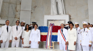 Presidente y vicepresidenta depositan ofrenda floral en el Altar de la Patria