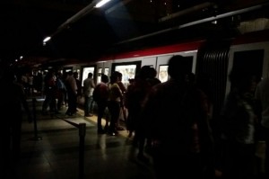 Estación del metro a oscuras por apagón, pero transporte sigue operando