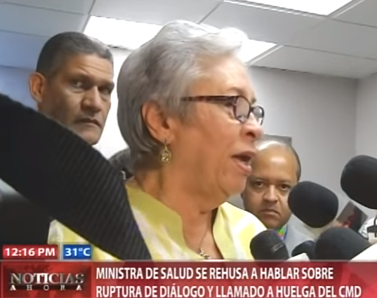 Ministra de Salud se rehúsa a hablar sobre ruptura de diálogo y llamado a huelga del CMD
