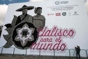 Mosaico mexicano de sombreros charros establece Récord Guinness