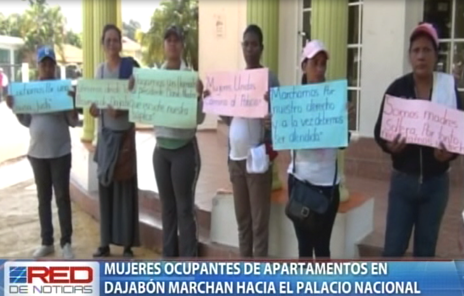 Mujeres ocupantes de apartamentos en Dajabón marchan hacia el Palacio Nacional