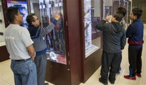 México: en la única tienda de armas se desanima a comprarlas 