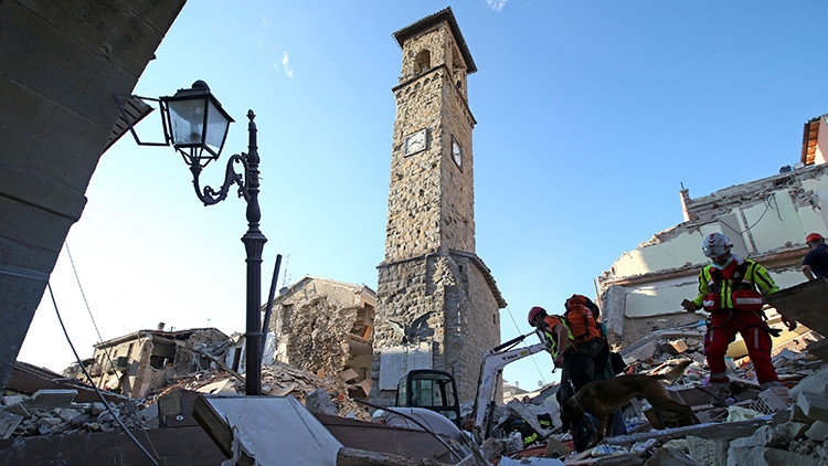 Rescatan niña de ocho años atrapada entre los escombros tras el terremoto en Italia
