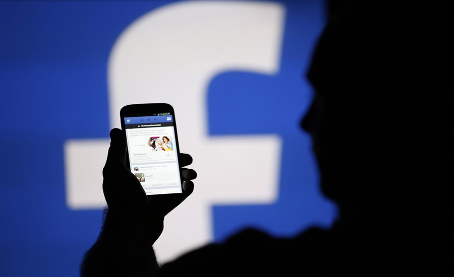 Facebook combatirá las noticias que atraen con títulos falsos