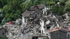 Nuevo temblor causa más derrumbes en Italia