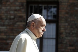 Papa En Auschwitz: oré por todas las víctimas de violencia