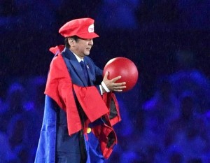 Primer ministro nipón sorprende a Río vestido de Super Mario