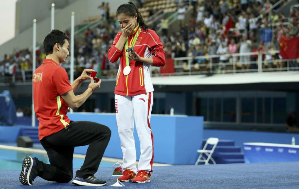 Medalla y propuesta de matrimonio olímpicas para la china He Zi