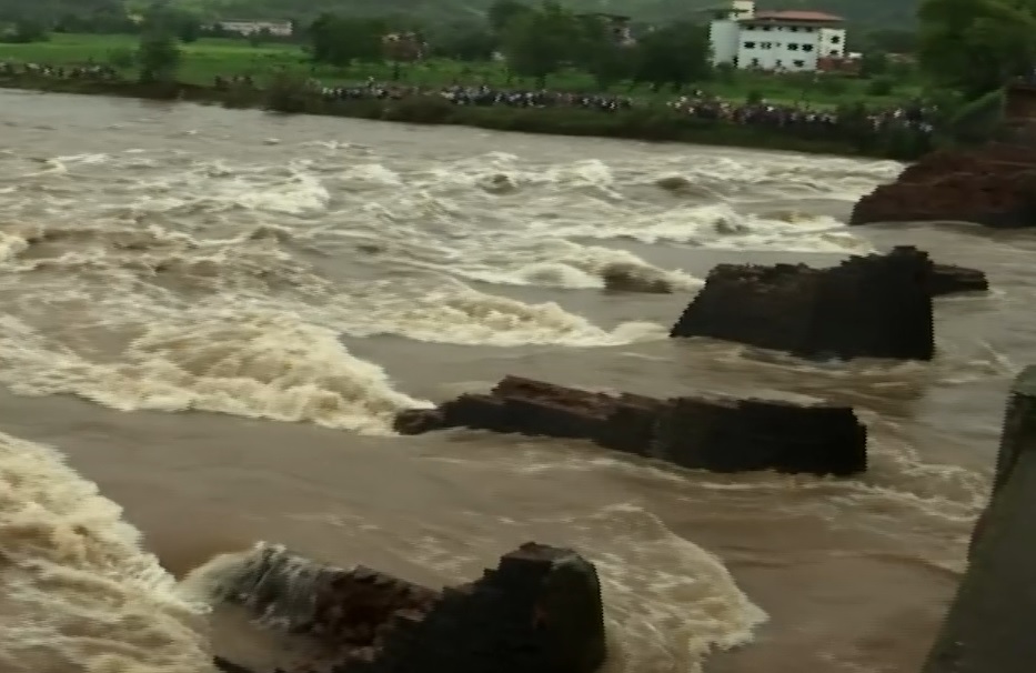 Al menos 22 desaparecidos tras derrumbe de un puente en India