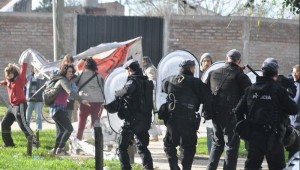 Policía reprime protesta contra Mauricio Macri en Mar del Plata