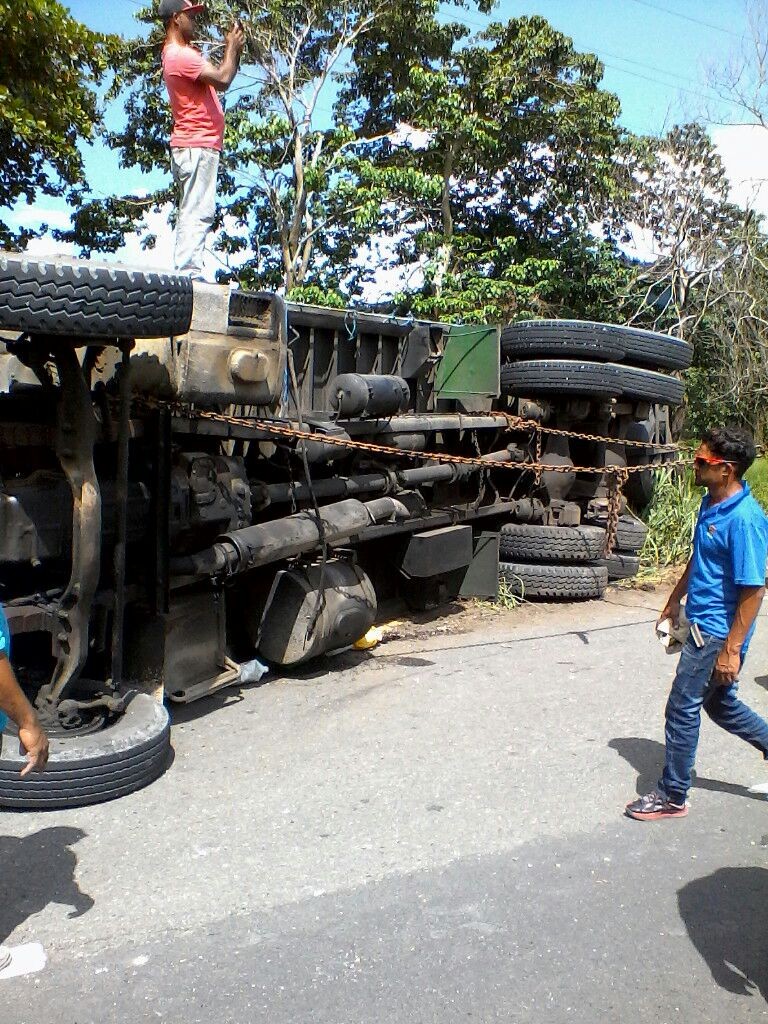 Camión cargado de maíz se vuelca en carretera de Bonao
