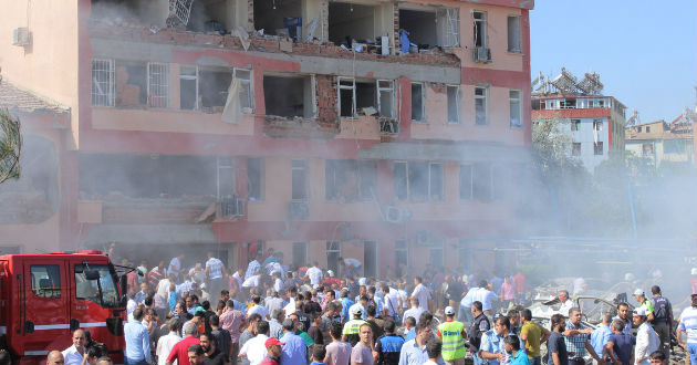 Turquía: 6 muertos y casi 220 heridos por 2 coches bomba