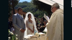 Una boda, en medio de la destrucción por el terremoto, le da esperanza al centro de Italia