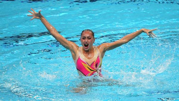 Nadadora ucraniana hace "striptease" en la Villa Olímpica y se vuelve viral en Internet