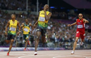 Bolt gana los 200 pero no festeja