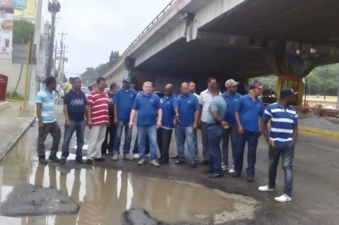 Choferes protestan para que arreglen vías en Santiago