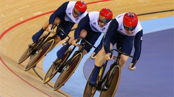Gran Bretaña gana el oro en velocidad por equipos del ciclismo en pista