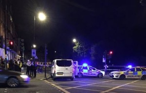 Hombre armado con cuchillo ataca a un grupo de personas en el centro de Londres