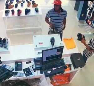 Tres individuos roban en tienda de Cotuí; valor sustraído supera los RD$100,000 