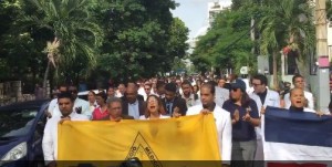 Médicos marchan hasta SNS en demanda de reivindicaciones