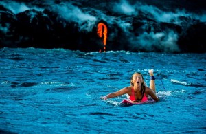 Desafió a la muerte al surfear alrededor de un volcán en erupción