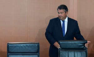 Vicecanciller alemán replica con un gesto obsceno a militantes de extrema derecha