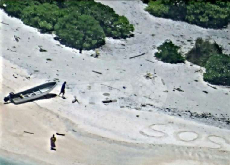 Rescatan a pareja en el Pacífico gracias a un 'SOS' escrito en la arena