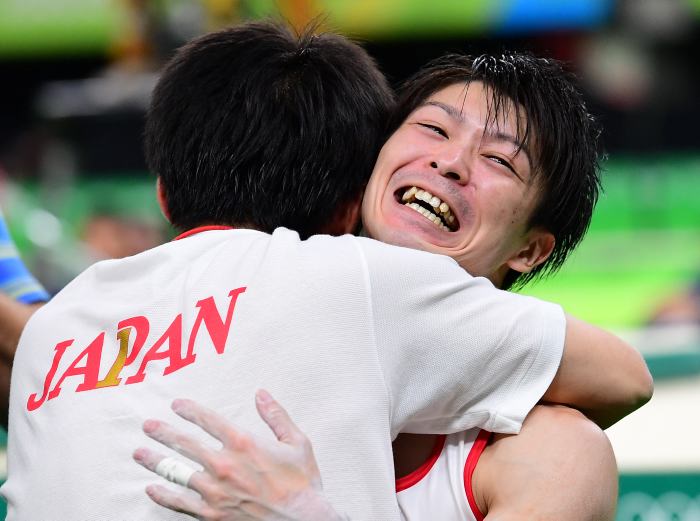 El japonés Uchimura revalida oro olímpico en concurso general de gimnasia
