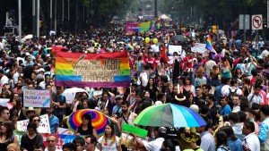 Marchan en la Ciudad de México a favor de matrimonios gay 