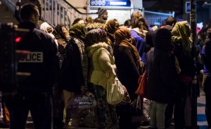 Policía evacua a familias migrantes de las calles de París 