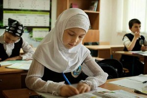 España: escuela tendrá que aceptar a una alumna con hijab