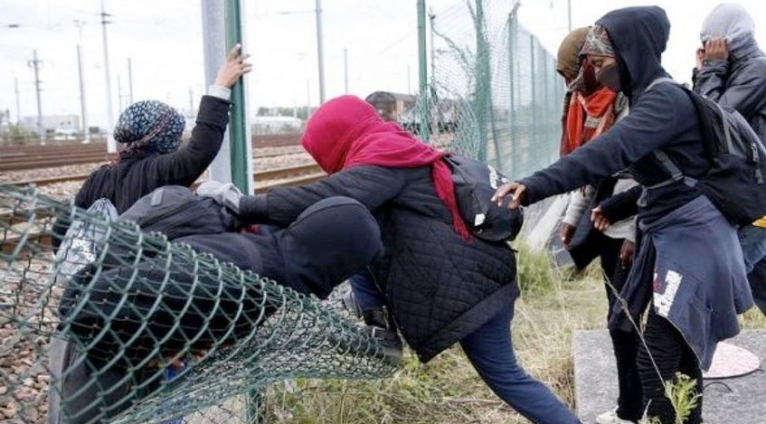 Comienza construcción de muro en Calais para impedir paso de migrantes