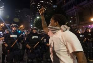Estado de emergencia en Charlotte tras las protestas por la muerte de un afroamericano