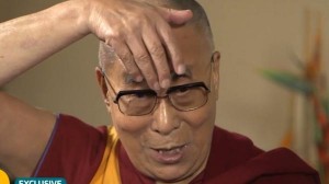 El Dalai Lama imitó el peinado de Donald Trump