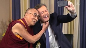 El Dalai Lama habló de Brangelina, imitó a Donald Trump y se sacó una selfie