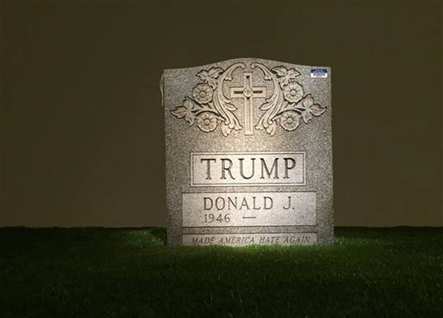La "lápida de Trump" se expone en una galería de Nueva York