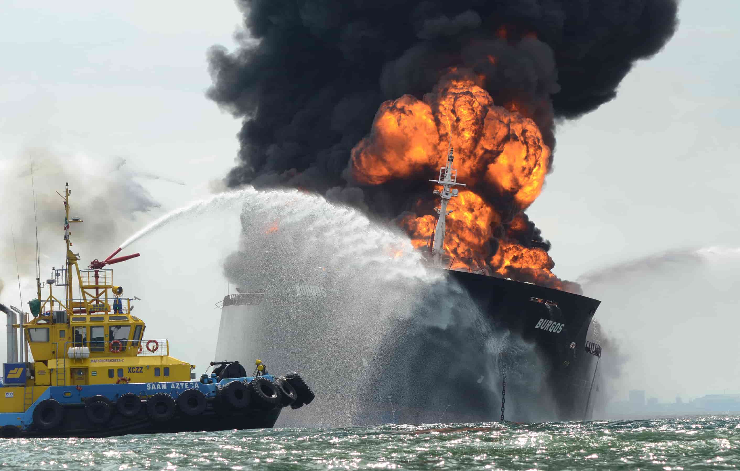 Buque petrolero arde frente a costa de México