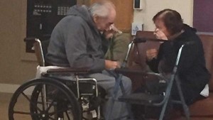 El reencuentro de una pareja de ancianos luego de ser obligados a vivir separados