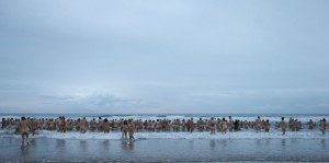 Cientos de británicos se lanzan al baño anual nudista