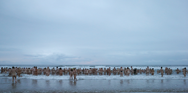 Cientos de británicos se lanzan al baño anual nudista