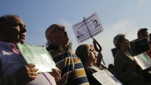 Ex jefe FMI llega a juicio en España en medio de protestas