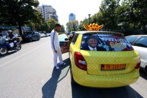 Decora taxi con fotos de Trump 