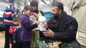El hombre que lleva pelotas y muñecas desde Finlandia a los niños de la guerra en Siria
