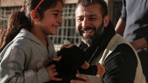 El "traficante de juguetes": el hombre que lleva pelotas y muñecas desde Finlandia a los niños de la guerra en Siria